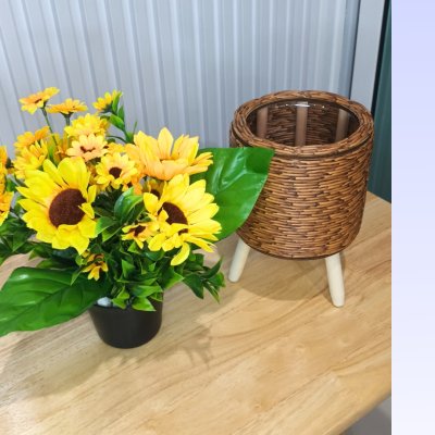ดอกทานตะวันปลอมดอกไม้ประดิษฐ์ในตะกร้าสานขาไม้ Artificial sunflower in basket with wooden stand
