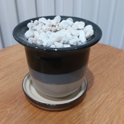 กระถางเซรามิกพร้อมจานรอง (โฟมและหินตกแต่ง) Ceramic pot with saucer