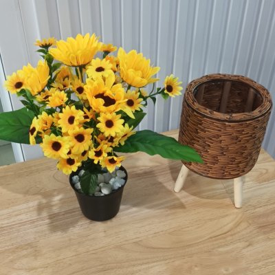 ดอกทานตะวันปลอมดอกไม้ประดิษฐ์ในตะกร้าสานขาไม้ Artificial sunflower in basket with wooden stand