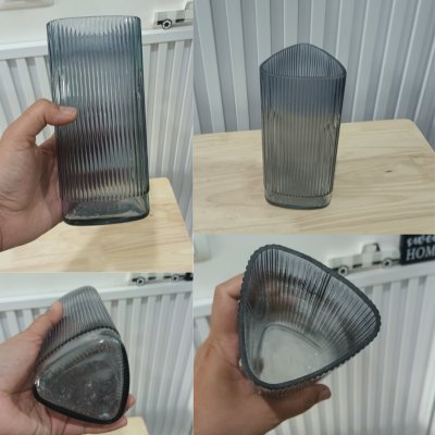 อดอกทานตะวันปลอมประดิษฐ์แจกันแก้ว Artificial sunflowers in a glass vase.