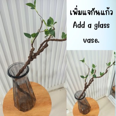 กิ่งไม้ใบไม้ปลอมประดิษฐ์แจกันแก้ว Artificial branches and leaves in a glass vase.