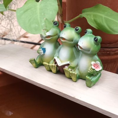 ตุ๊กตากบเรซิ่น 3 ตัวนั่งเรียงกัน Resin frog dolls, 3 sitting in a row