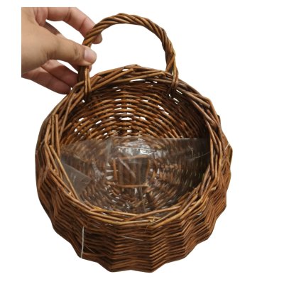 ตะกร้าสานแขวนผนังต้นไม้ปลอมใส่ของใช้ของตกแต่ง Woven wall-mounted basket for holding decorative items and supplies.