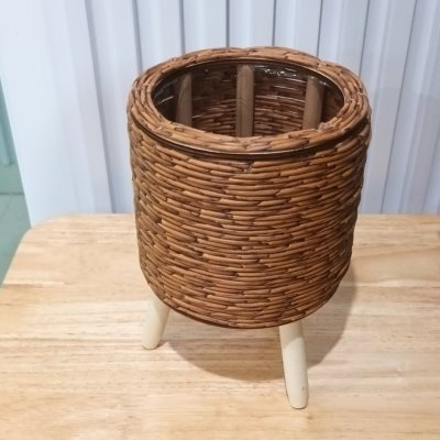ตะกร้าสานหวายเทียม (พลาสติก) ขาตั้งไม้ Wicker basket (plastic) with a wooden stand
