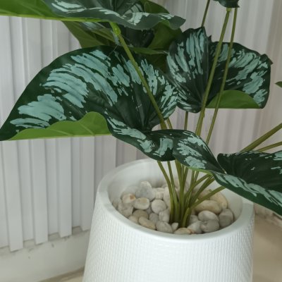 ต้นไม้ปลอมใบลายสวยกระถางเบลล่าขาตั้ง Artificial tree in a Bella pot with a stand