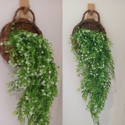 ดอกไม้เลื้อยปลอมดอกไม้ประดิษฐ์ในตะกร้าสานแขวนผนัง Artificial climbing flowers in a woven wall basket.