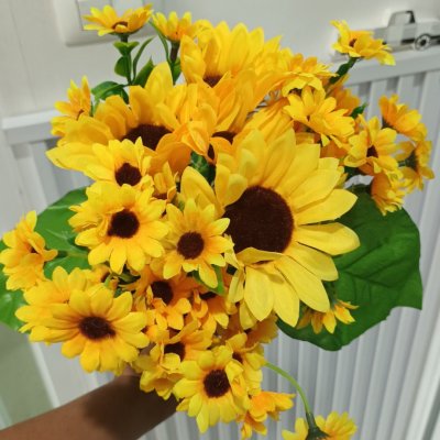 ช่อดอกทานตะวันช่อรวม แจกันพลาสติกสีขาว มินิมอลSunflower bouquet plastic vase