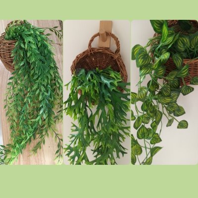 ต้นไม้เลื้อยปลอมประดิษฐ์ในตะกร้าหวายแขวนผนัง Artificial climbing plant in a wicker basket.