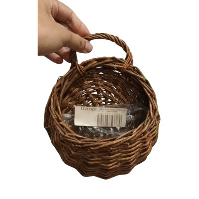 ตะกร้าสานแขวนผนังต้นไม้ปลอมใส่ของใช้ของตกแต่ง Woven wall-mounted basket for holding decorative items and supplies.