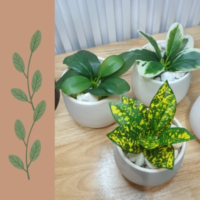 ต้นไม้ปลอมขนาดเล็กกระถาง 5" Small artificial plant with a 5-inch clay pot.