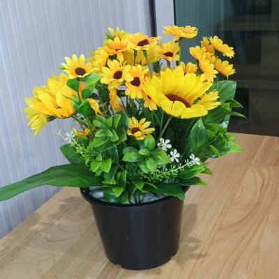 ดอกทานตะวันปลอมดอกไม้ประดิษฐ์สีเหลืองในตะกร้าหวาย Artificial yellow sunflower in a wicker basket.