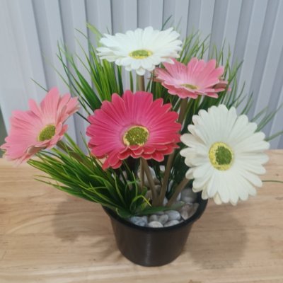 ดอกเยอบีร่าปลอมในตะกร้าสานหวายเทียม (พลาสติก)ขาไม้ Artificial gerbera