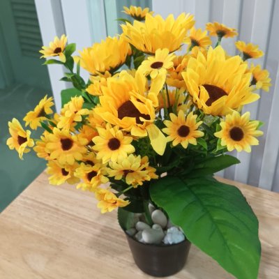 ดอกทานตะวันปลอมดอกไม้ประดิษฐ์ในตะกร้าสานขาไม้ Artificial sunflower in basket with wooden stand