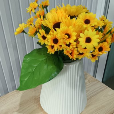 ช่อดอกทานตะวันช่อรวม แจกันพลาสติกสีขาว มินิมอลSunflower bouquet plastic vase
