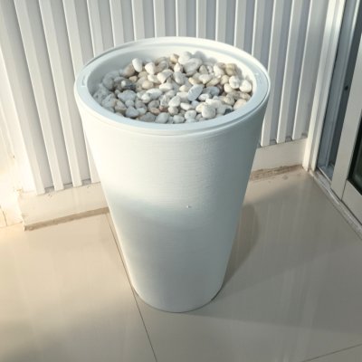 12 นิ้ว กระถางพลาสติกสีขาวทรงสูง มีหินและโฟม White tall plastic pot