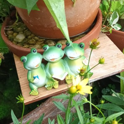 ตุ๊กตากบเรซิ่น 3 ตัวนั่งเรียงกัน Resin frog dolls, 3 sitting in a row
