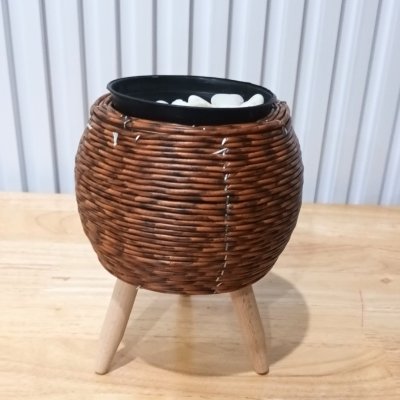 ตะกร้าสานหวายเทียม (พลาสติก) ขาตั้งไม้ Wicker basket (plastic) with a wooden stand