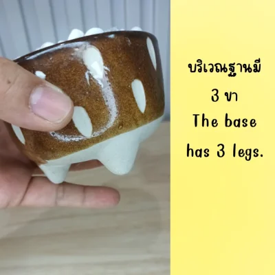 กระถางเซรามิกพร้อมโฟมและหินสำหรับต้นไม้ปลอม Ceramic pot with foam and stones.