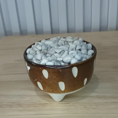 กระถางเซรามิกพร้อมโฟมและหินสำหรับต้นไม้ปลอม Ceramic pot with foam and stones.