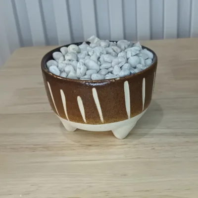 กระถางเซรามิกพร้อมโฟมและหินสำหรับต้นไม้ปลอม Ceramic pot with foam and stones.