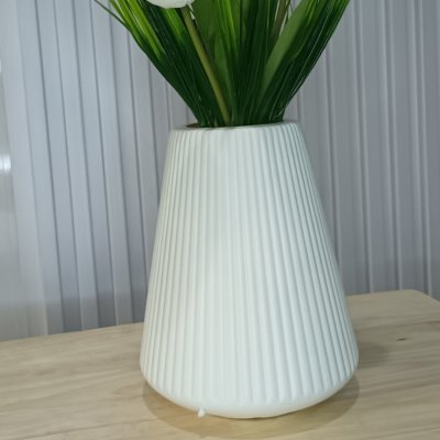 ช่อดอกทิวลิปปลอมในแจกันพลาสติกสีขาว Artificial tulip in a white plastic vase