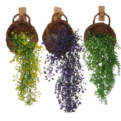 ดอกไม้ปลอมสีสวยในตะกร้าสานแขวนผนัง Beautiful artificial flowers in a woven wall basket.