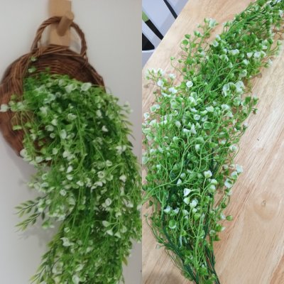 ดอกไม้ปลอมสีสวยในตะกร้าสานแขวนผนัง Beautiful artificial flowers in a woven wall basket.