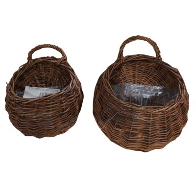 ตะกร้าสานแขวนผนังต้นไม้ปลอมใส่ของใช้ของตกแต่ง Woven wall-mounted basket for holding decorative items and supplies.