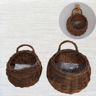 ตะกร้าสานแขวนผนังต้นไม้ปลอมใส่ของใช้ของตกแต่ง Woven wall-mounted basket for holding decorative items and supplies.