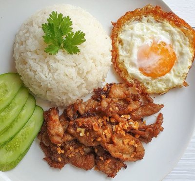 ข้าวหมูผัดกระเทียมพริกไทย
