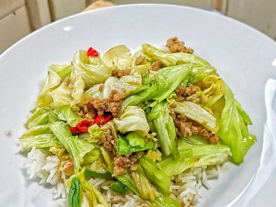 ข้าวกะหล่ำปลีผัดไข่หมูสับ