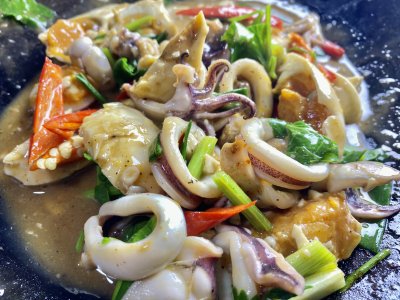 ข้าวหมึกผัดไข่เค็ม