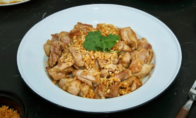 ข้าวไก่ผัดกระเทียมพริกไทย