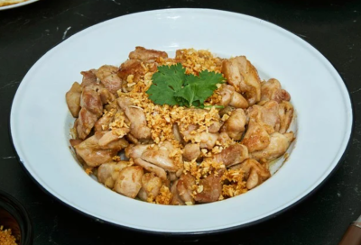 ข้าวไก่ผัดกระเทียมพริกไทย