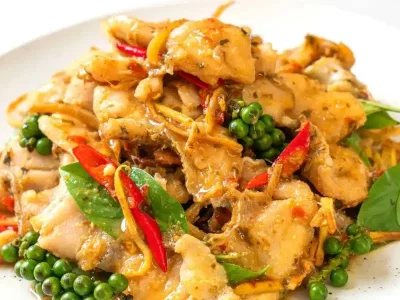 ข้าวผัดฉ่าปลากระพง