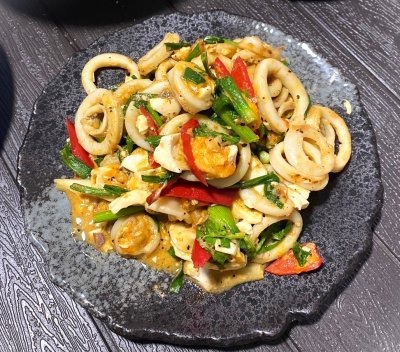 ข้าวหมึกผัดไข่เค็ม