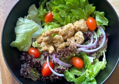 สลัดไก่กรอบ