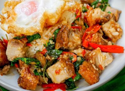 ข้าวกะเพราหมูกรอบ
