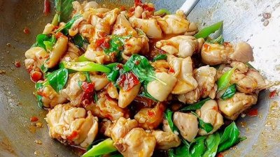 ข้าวไก่ผัดโหระพา