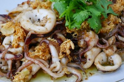 ข้าวหมึกผัดกระเทียมพริกไทย