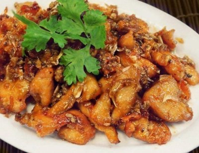 ข้าวไก่ผัดกระเทียมพริกไทย
