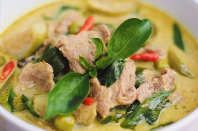 ข้าวแกงเขียวหวานเนื้อ
