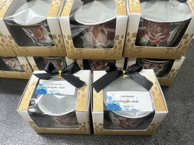 ของชำร่วยงานศพ แก้วชาลายดอกไม้ขอบทองพร้อมกล่อง