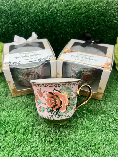 ของชำร่วยงานศพแก้วกาแฟลายดอกไม้ขอบทองพร้อมกล่องทอง