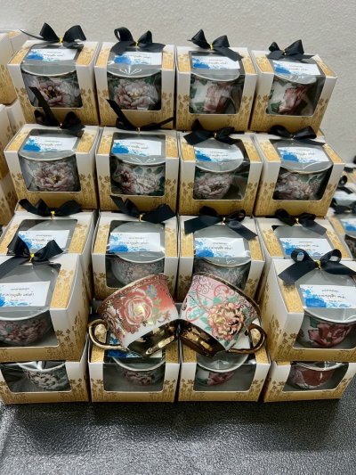 ของชำร่วยงานศพแก้วกาแฟลายดอกไม้ขอบทองพร้อมกล่องทอง