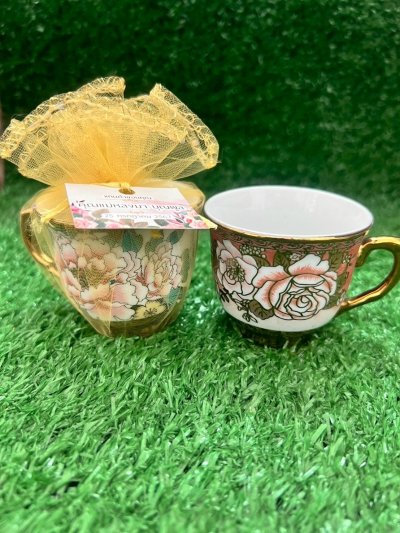 ของชำร่วยงานศพแก้วชาลายดอกไม้ขอบทองพร้อมถุงไหม