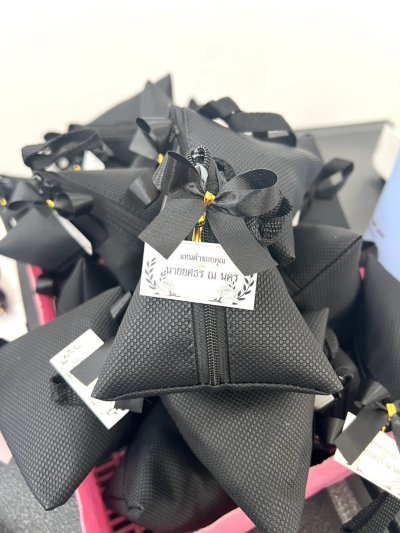 ของชำร่วยงานศพกระเป๋าใส่เหรียญใบเล็กสีดำทรงสามเหลี่ยม