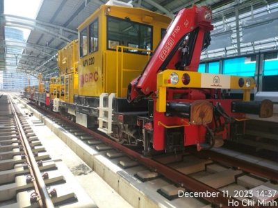 SELF-PROPELLED RAIL MULT-PURPOSE CAR WITH AN ELEVATED PLATFORM APV 200