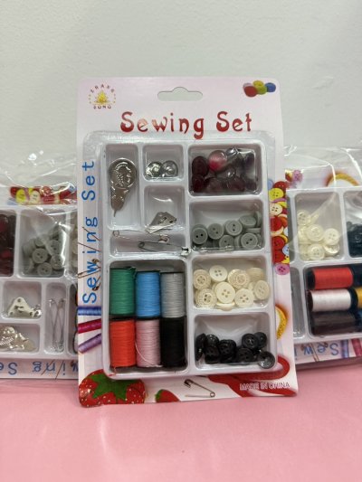 14137#ชุดกระดุมและอุปกรณ์เย็บผ้า 9ช่อง แพ็ค / 12 ชิ้น ราคา 20 บาท