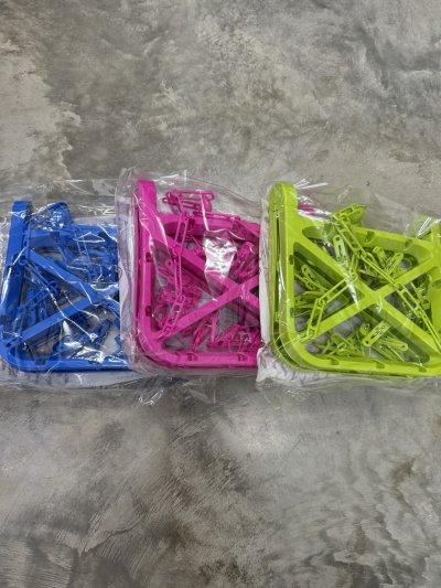 752 #ห่วงตากผ้าเหลี่ยมพับ กิ๊บ 20 ตัว คละสี 12ชิ้น/แพ็ค ราคา55บาท